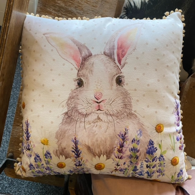 Kissen mit Hasenmotiv