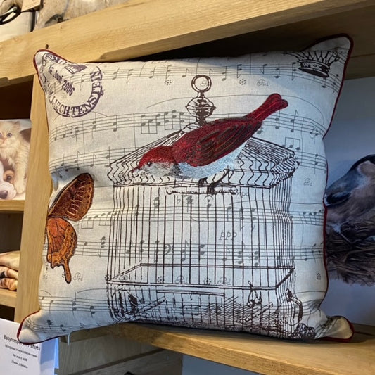 Kissen mit Vogelmotiv.