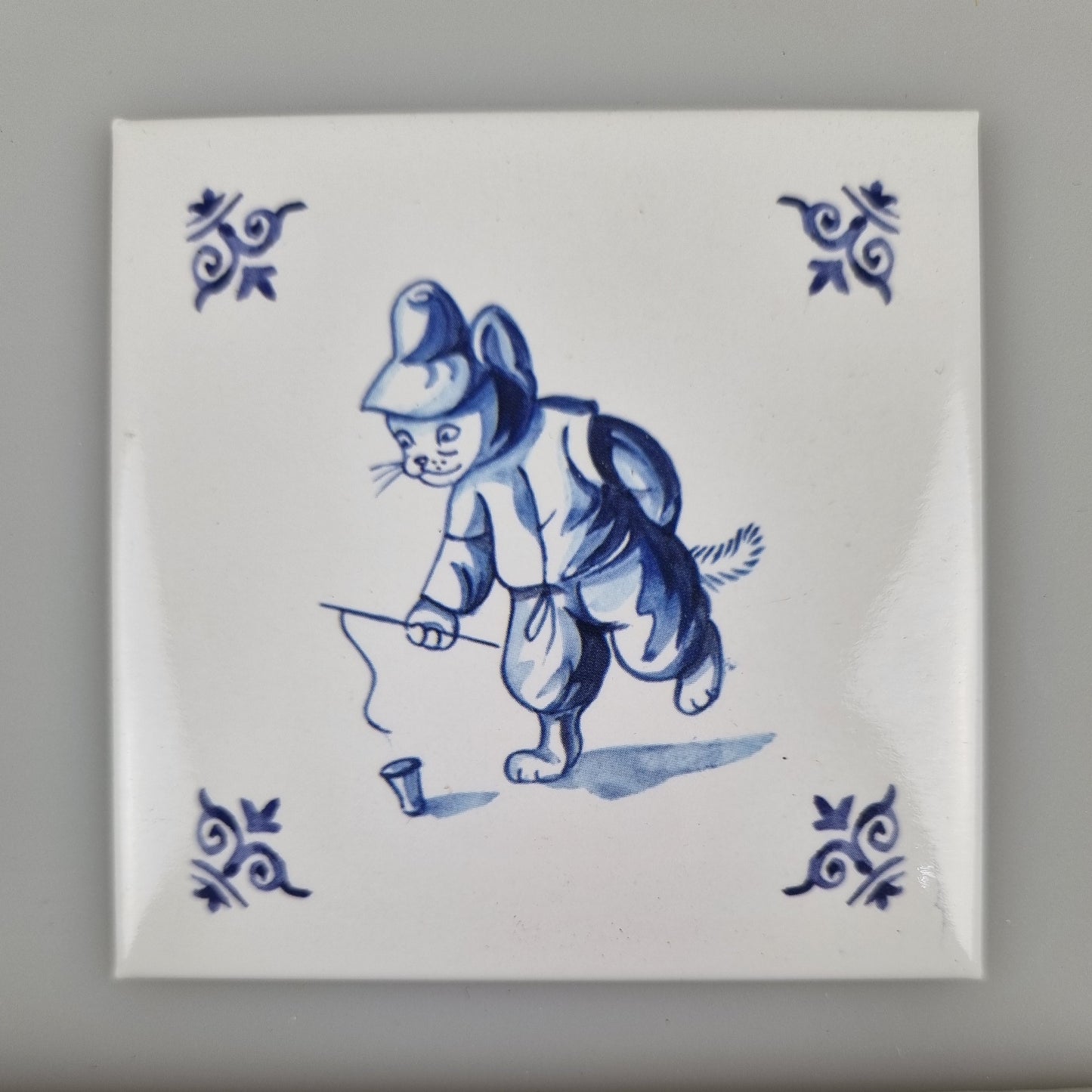 Koelkastmagneet - Kat (delfsblauw) - Spelen met een tol