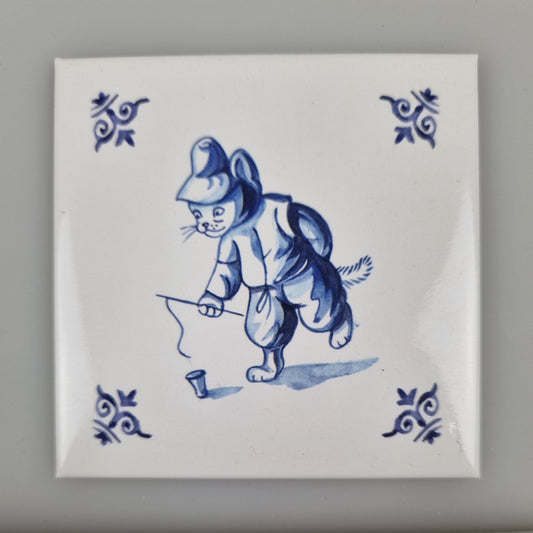 Koelkastmagneet - Kat (delfsblauw) - Spelen met een tol