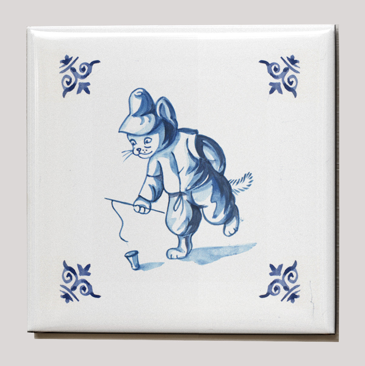 Kühlschrankmagnet - Katze (Delft-Blau) - Spielt mit einem Kreisel