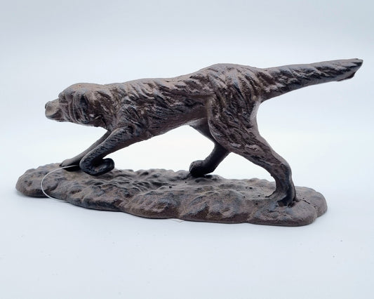 Gusseiserne Statue eines Jagdhundes