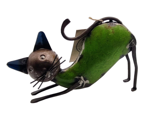 Zinnstatue einer rolligen Katze